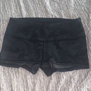 LULULEMON black camo shorts🤍